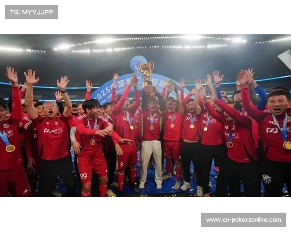 上海职业足球过去三年接连夺得国内冠军奖杯